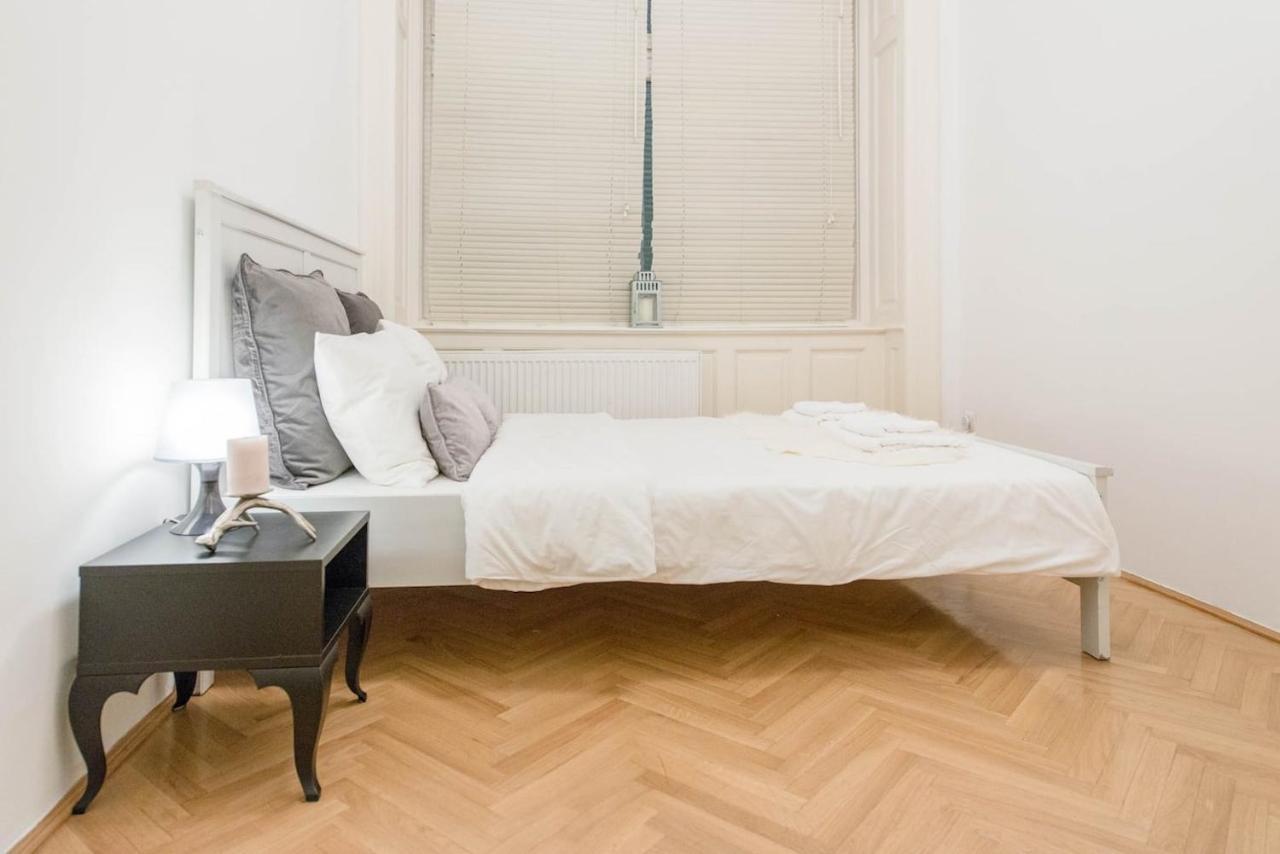 Bourgeois Elegance In The Heart Of Budapest Exterior photo