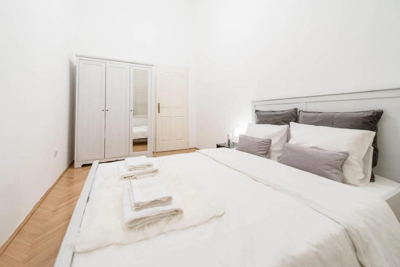 Bourgeois Elegance In The Heart Of Budapest Exterior photo